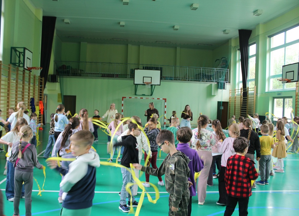 duża grupa dzieci podczas zabaw na sali gimnastycznej