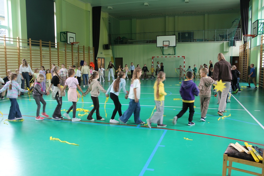duża grupa dzieci podczas zabaw na sali gimnastycznej